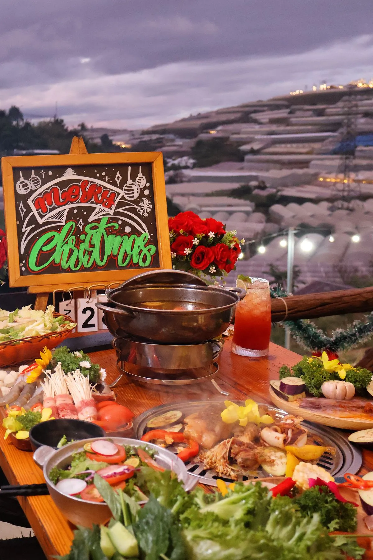 Buffet Nướng Đà Lạt Giá Bao Nhiêu? So Sánh 5 Quán Hot Nhất - bàn nướng BBQ tại Đà Lạt