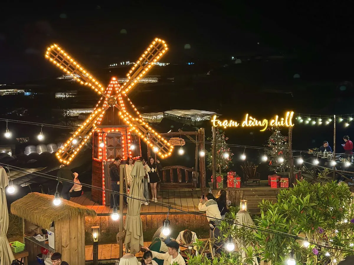 Quán Nướng Đà Lạt Mở Khuya - không gian đêm lung linh