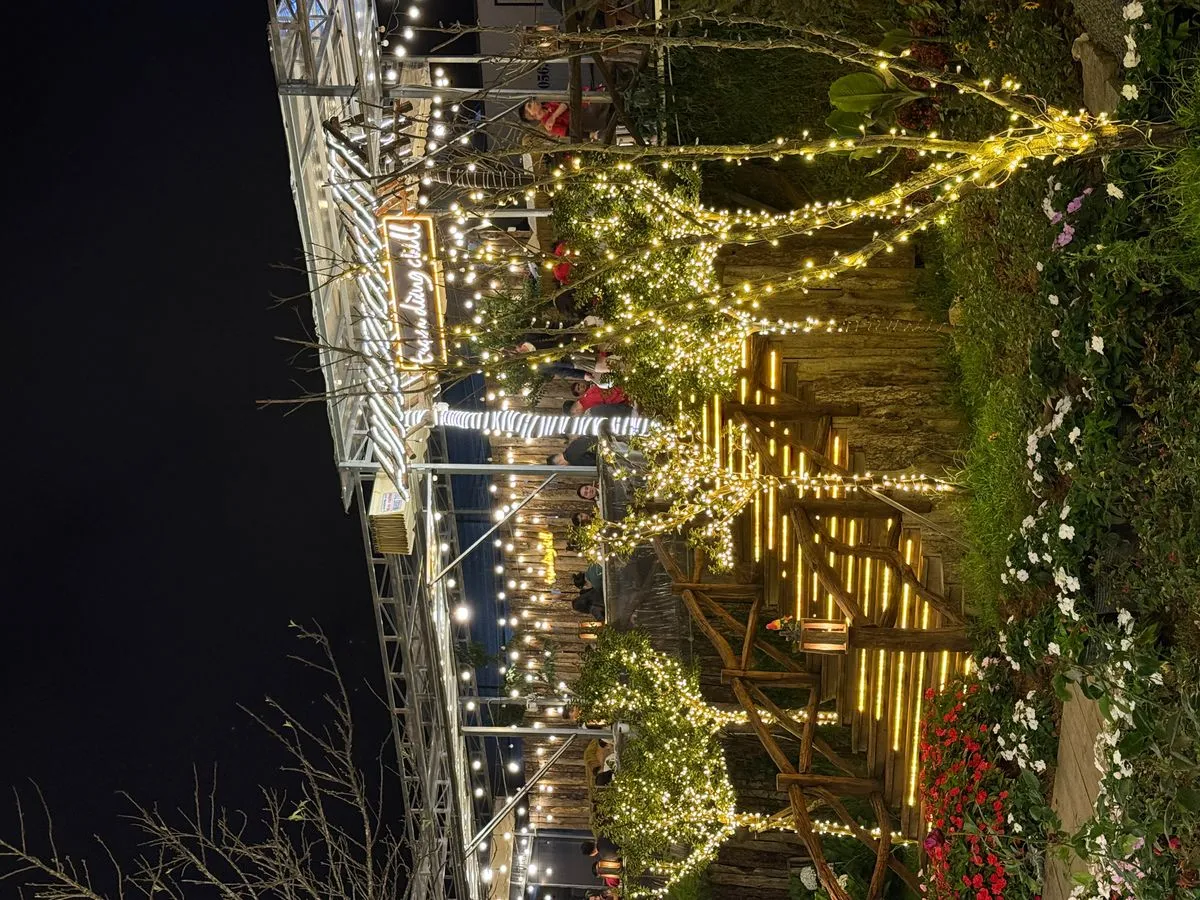 Quán Nướng Đà Lạt Gần Ga Xe Lửa - không gian quán nướng về đêm Đà Lạt