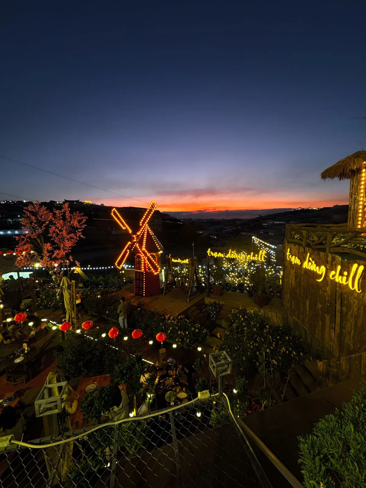 Quán Nướng Đà Lạt Nên Đặt Trước - không gian quán nướng về đêm Đà Lạt