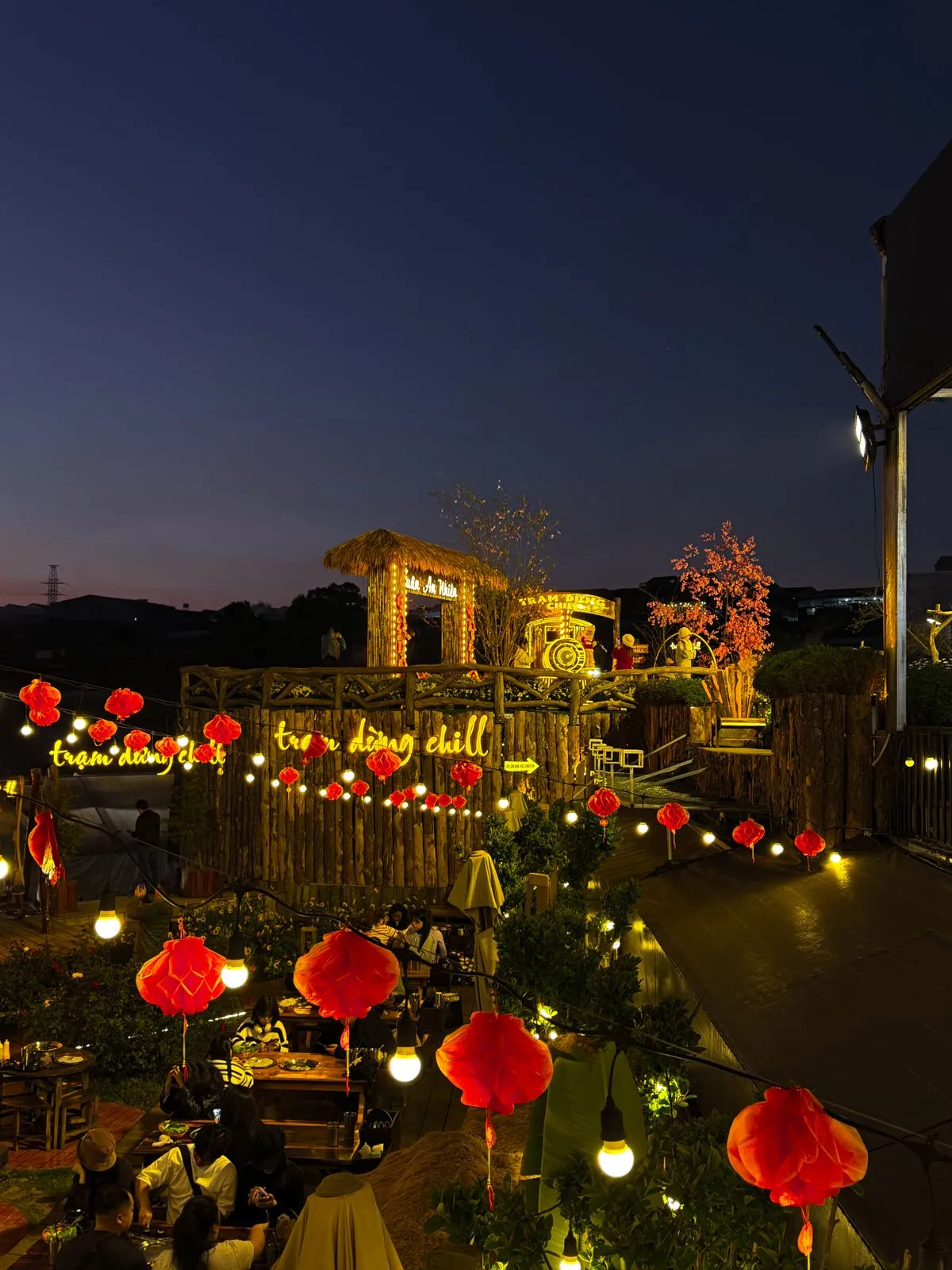 Sunset BBQ in Da Lat - không gian quán nướng về đêm Đà Lạt