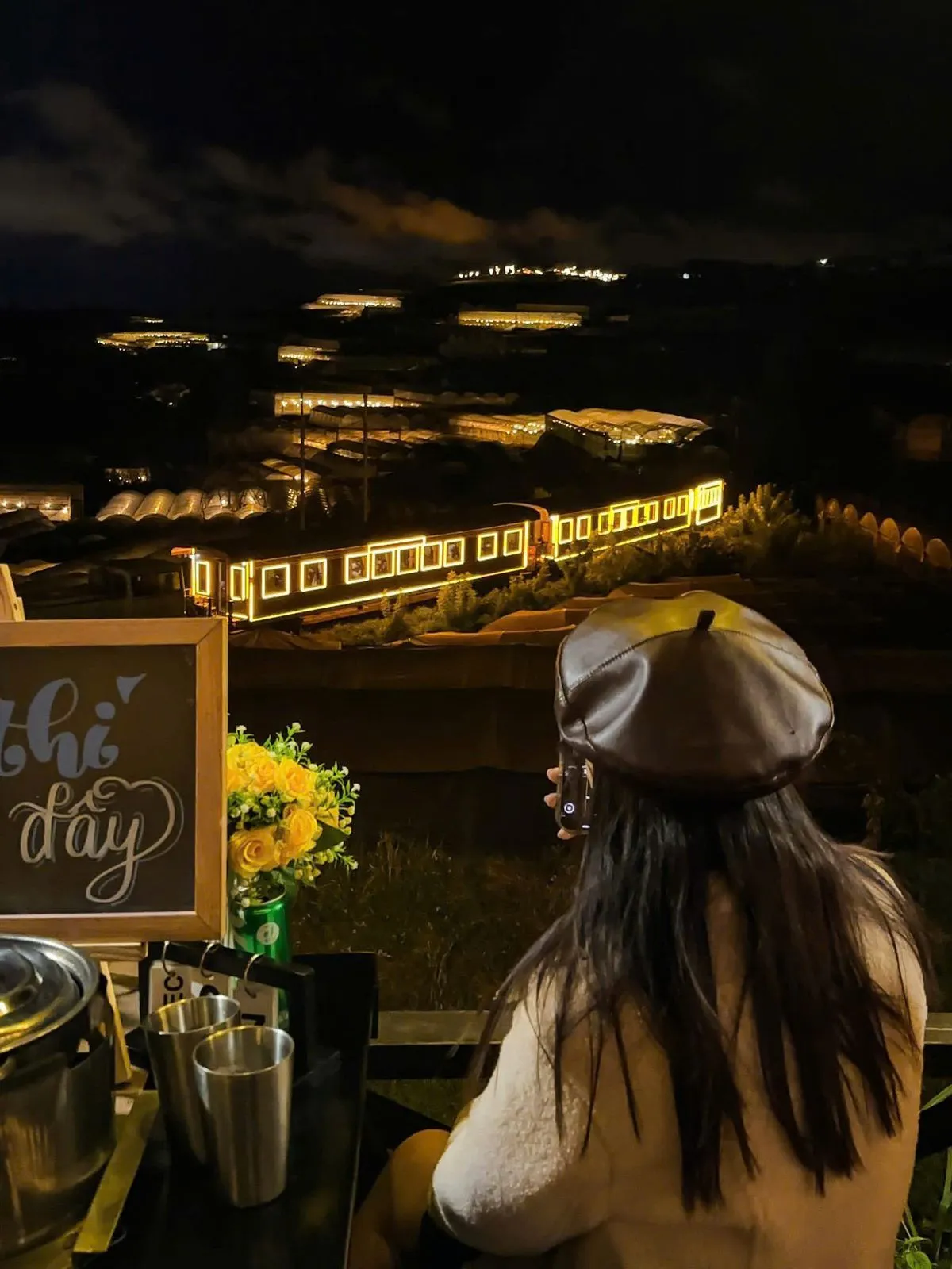 Quán Ăn Đà Lạt Cho Gia Đình - không gian đêm lung linh