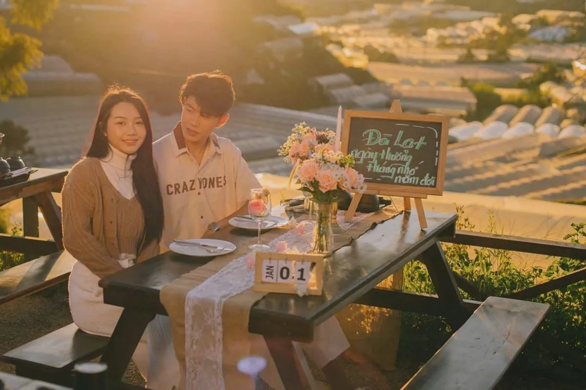 View hoàng hôn Đà Lạt - ánh chiều vàng trên thung lũng nhà lồng