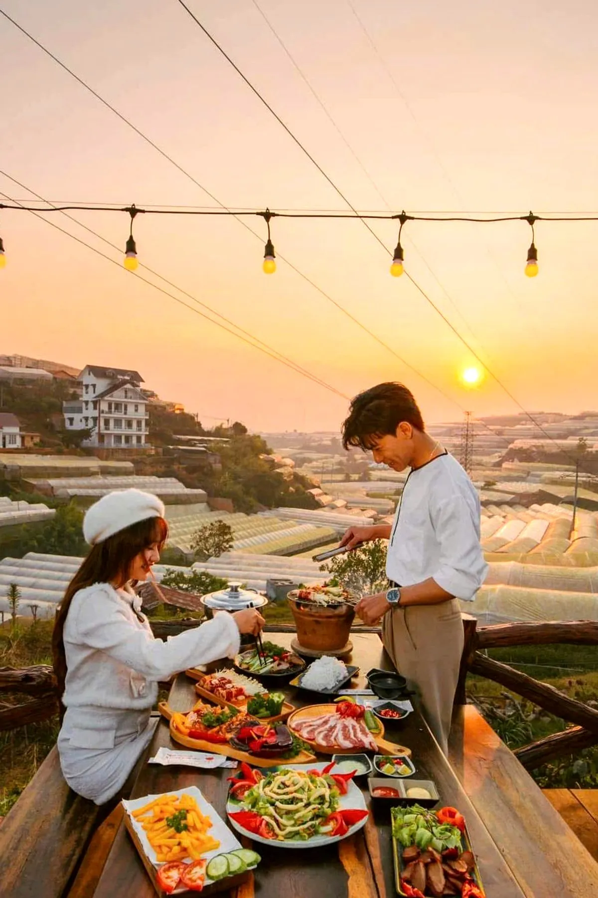 Du lịch Đà Lạt tháng 5 - nướng BBQ ngoài trời mát mẻ