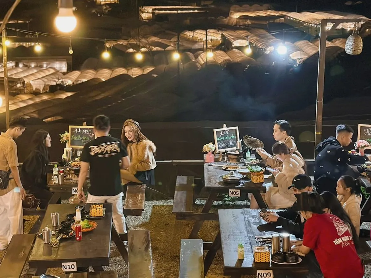 Đà Lạt về đêm đi đâu - nướng BBQ ngắm nhà lồng lên đèn