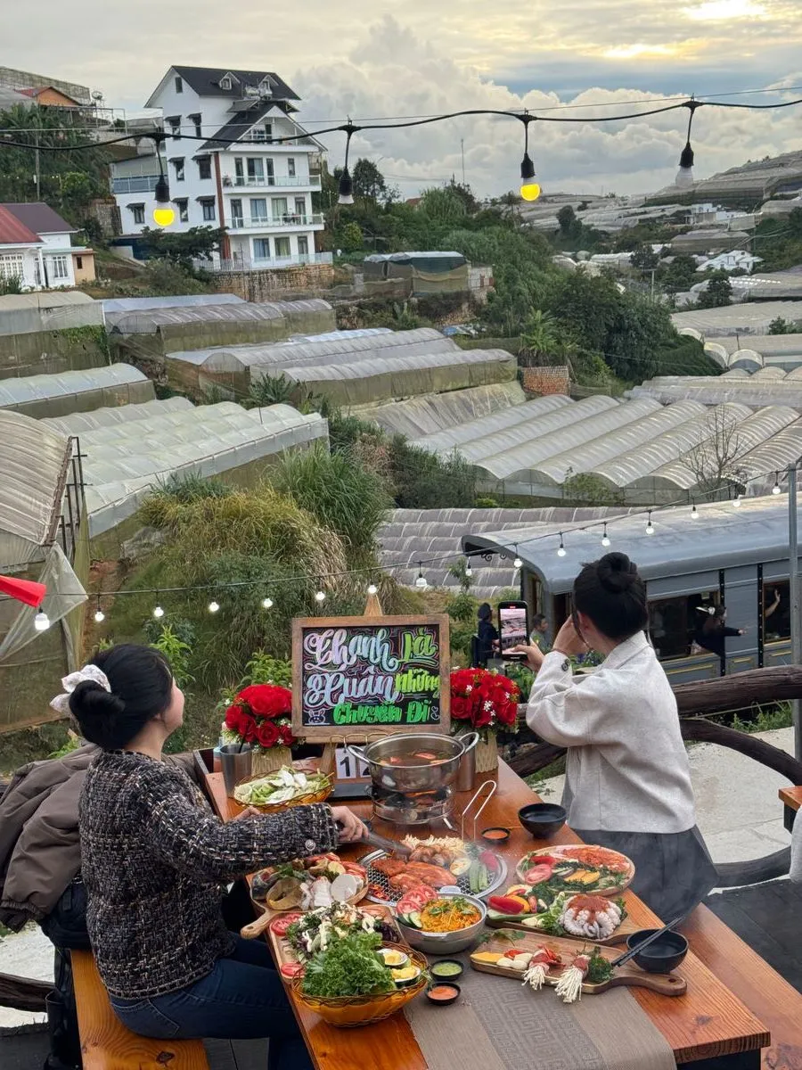 nướng BBQ ngắm xe lửa Đà Lạt - xe lửa chạy ngang quán