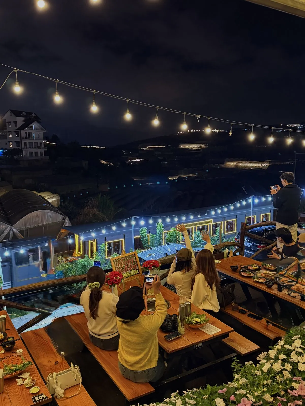 Quán nướng Đà Lạt gần ga Trại Mát - xe lửa chạy ngang Trạm Dừng Chill